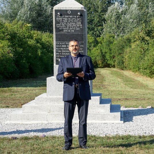 Marijampolės žydų, lietuvių ir kitų tautų masinių žudynių ir užkasimo vietoje esantis paminklas. Marijampolės savivaldybė