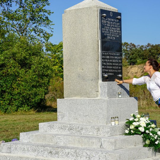 Marijampolės žydų, lietuvių ir kitų tautų masinių žudynių ir užkasimo vietoje esantis paminklas. Marijampolės savivaldybė