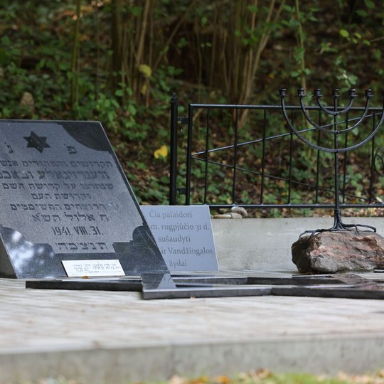 Holokausto aukų paminklas Jungintų miške. Kauno rajono savivaldybė